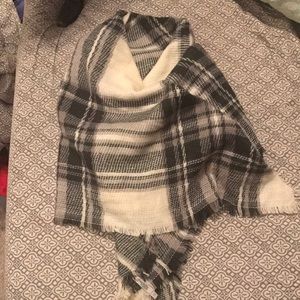 Black and white blanket scarf